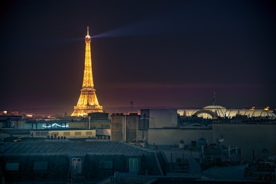由巴黎埃菲尔铁塔供电